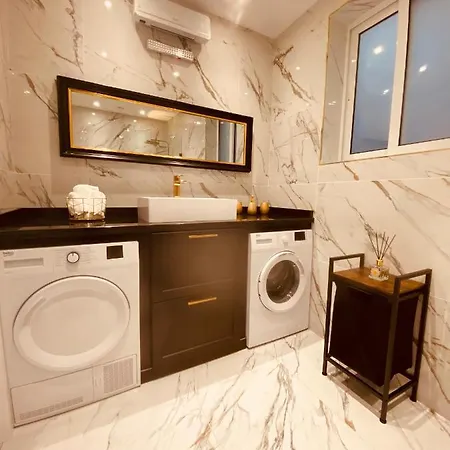 Azure Gold Apartment *
